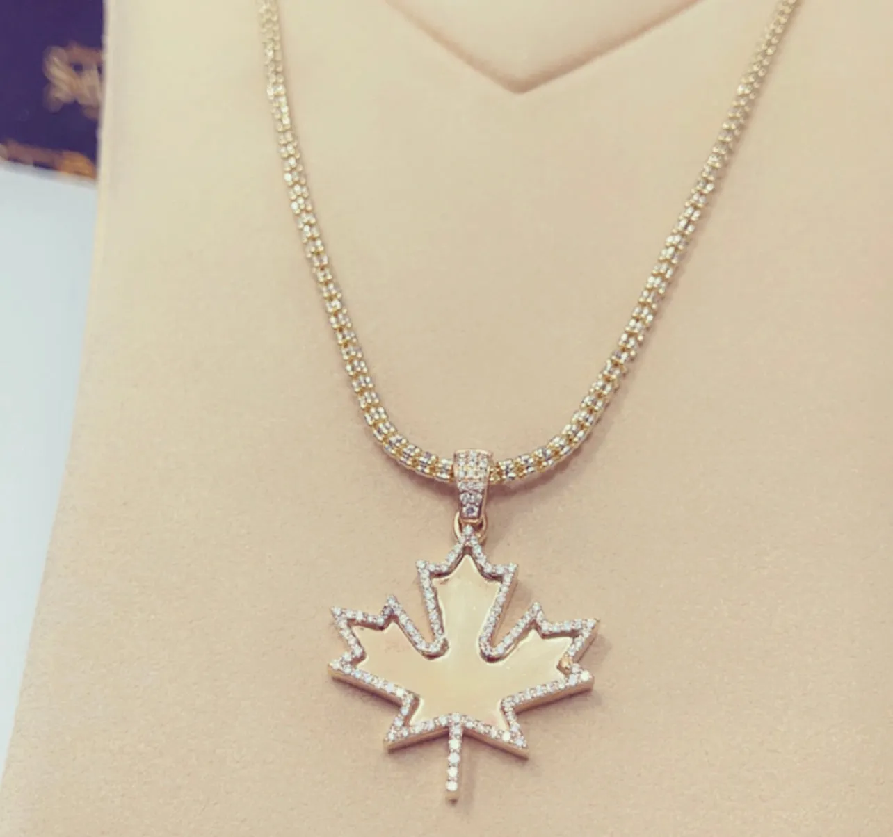 Diamond maple leaf pendant & ice chain